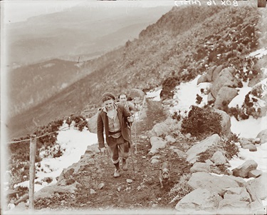 Hikers from another era nearing the top of the Zig Zag Track. Note the post and wire barrier needed due to the slipperiness of the terrain in snow and ice. Photo: Courtesy WPMT