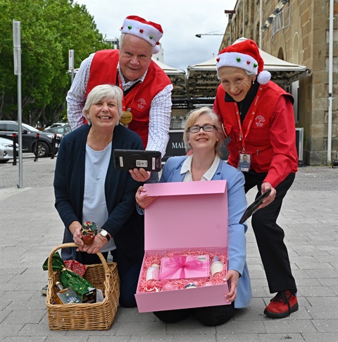 Salamanca-Market-Christmas-helpers-JS1_6307.jpg